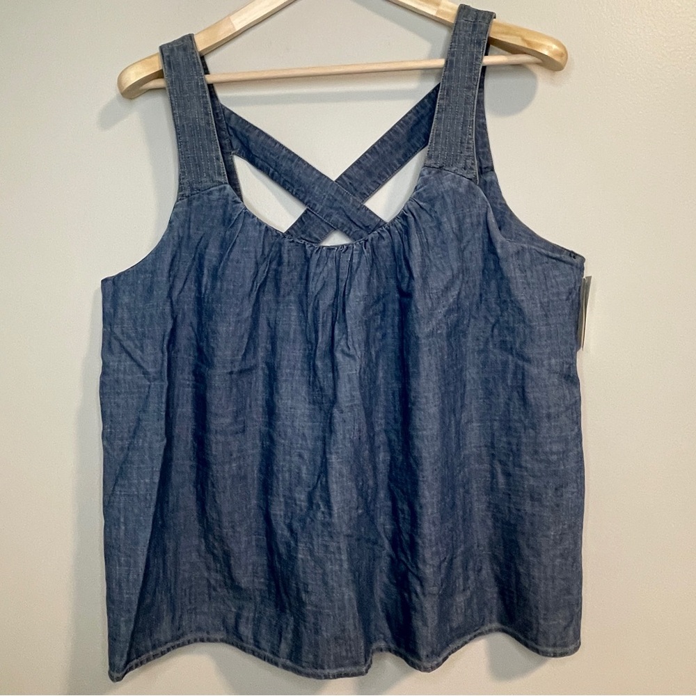 Caslon CROSS BACK CHAMBRAY TANK IN MEDIUM WASH Size 1X